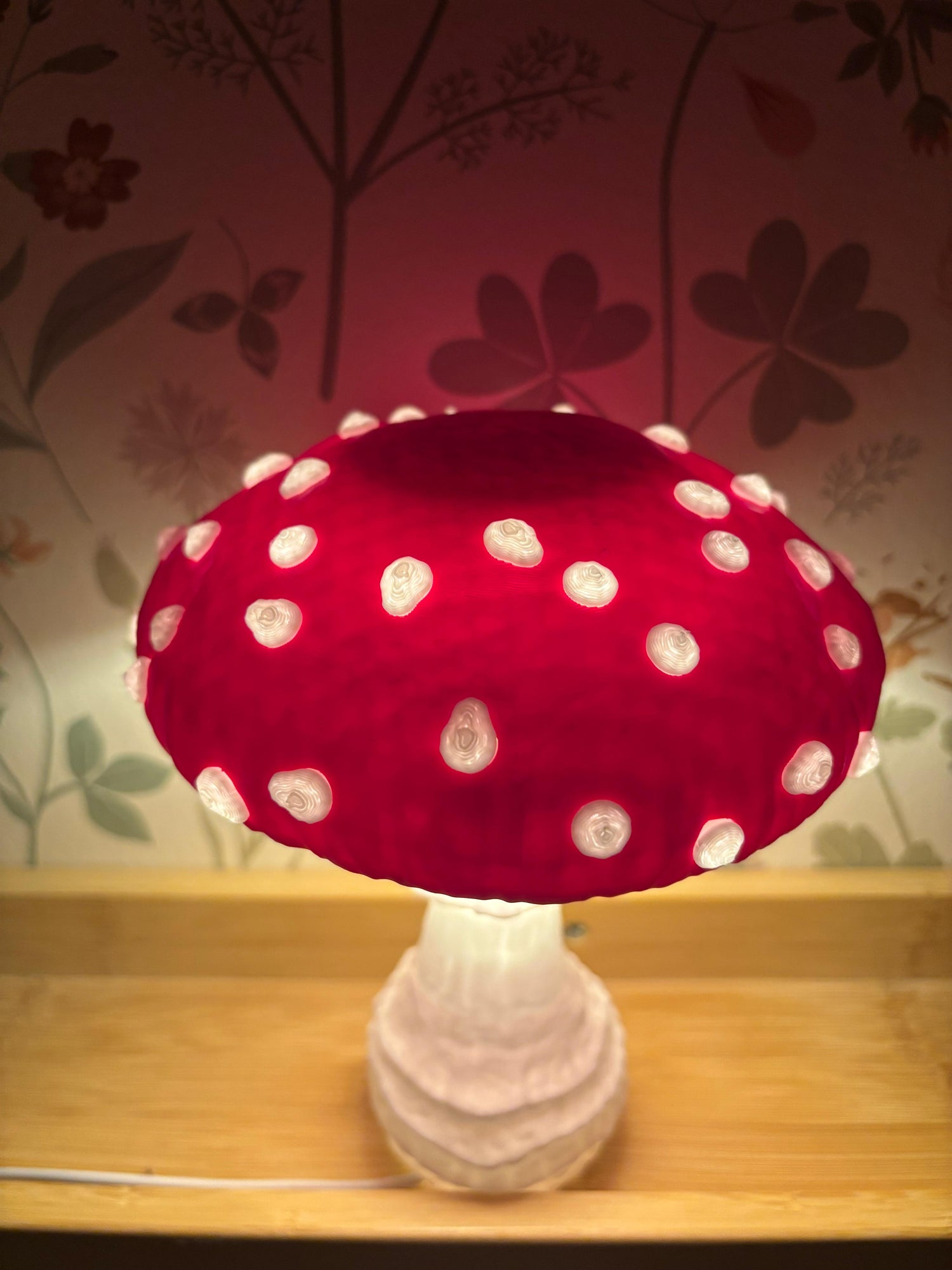 Mini Pilzlampe mit Größenvergleich und warmem Licht