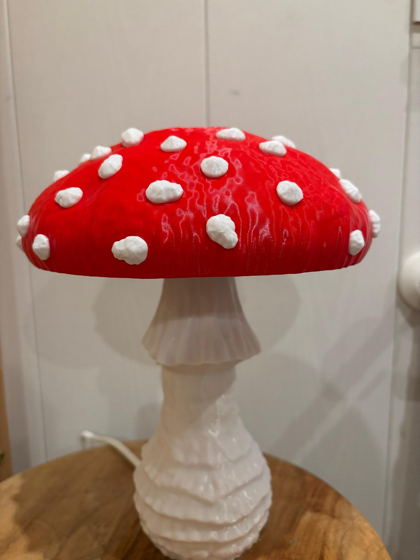 Detailaufnahme einer 3D gedruckten Pilzlampe im Fliegenpilz Design