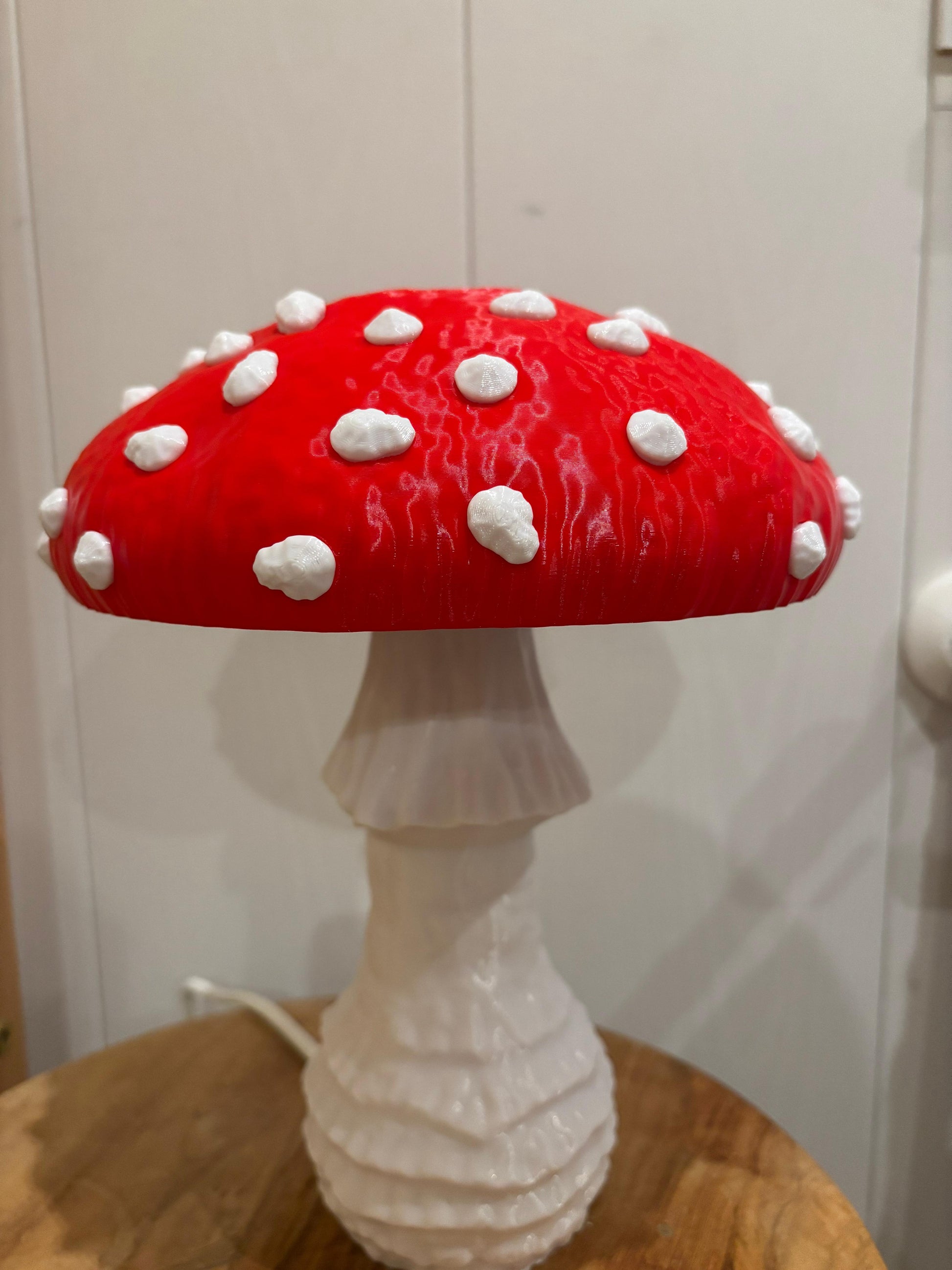 Detailaufnahme einer 3D gedruckten Pilzlampe im Fliegenpilz Design