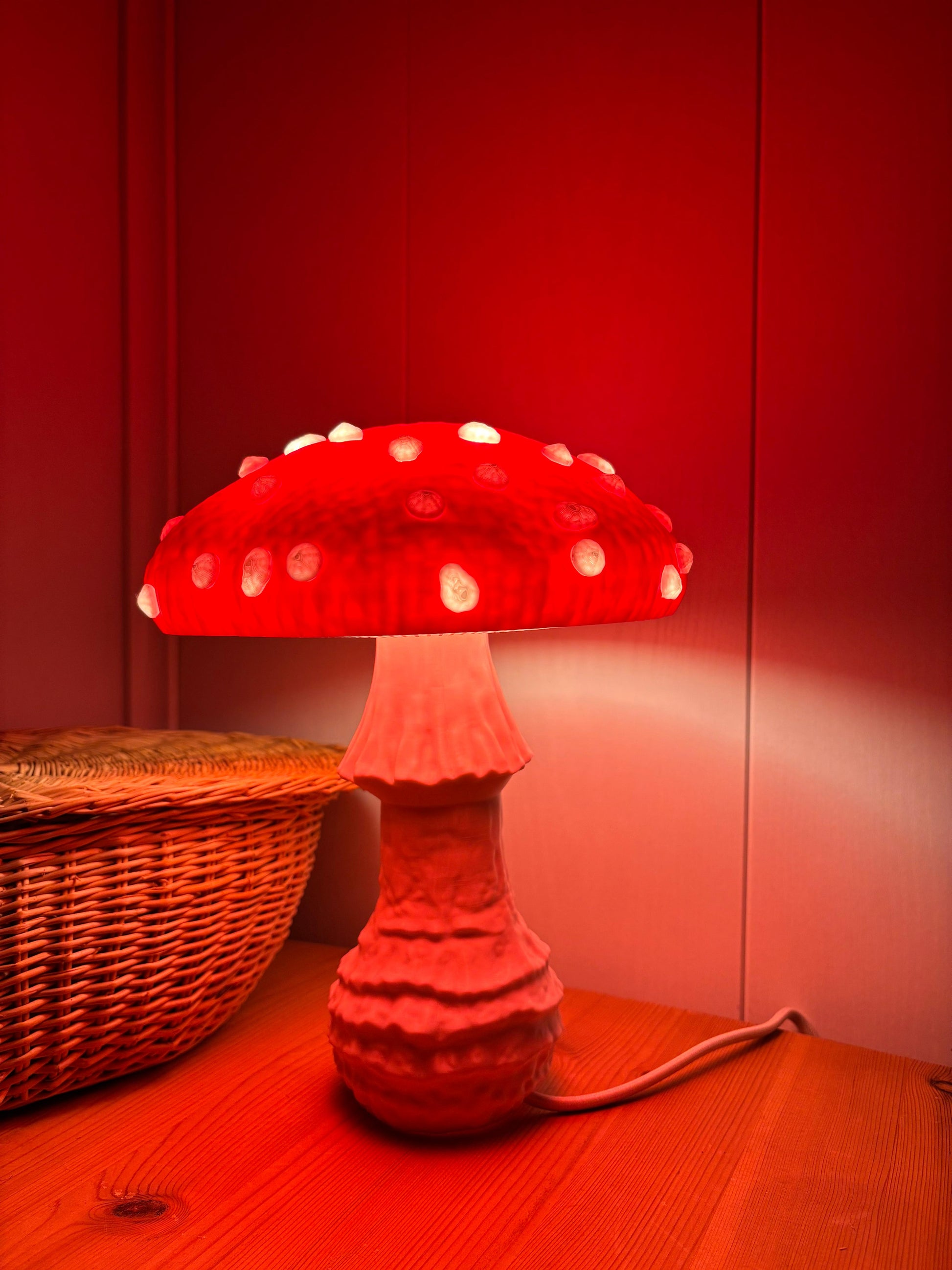 Moderne Mushroom Lamp auf Holztisch mit warmem Ambientelicht