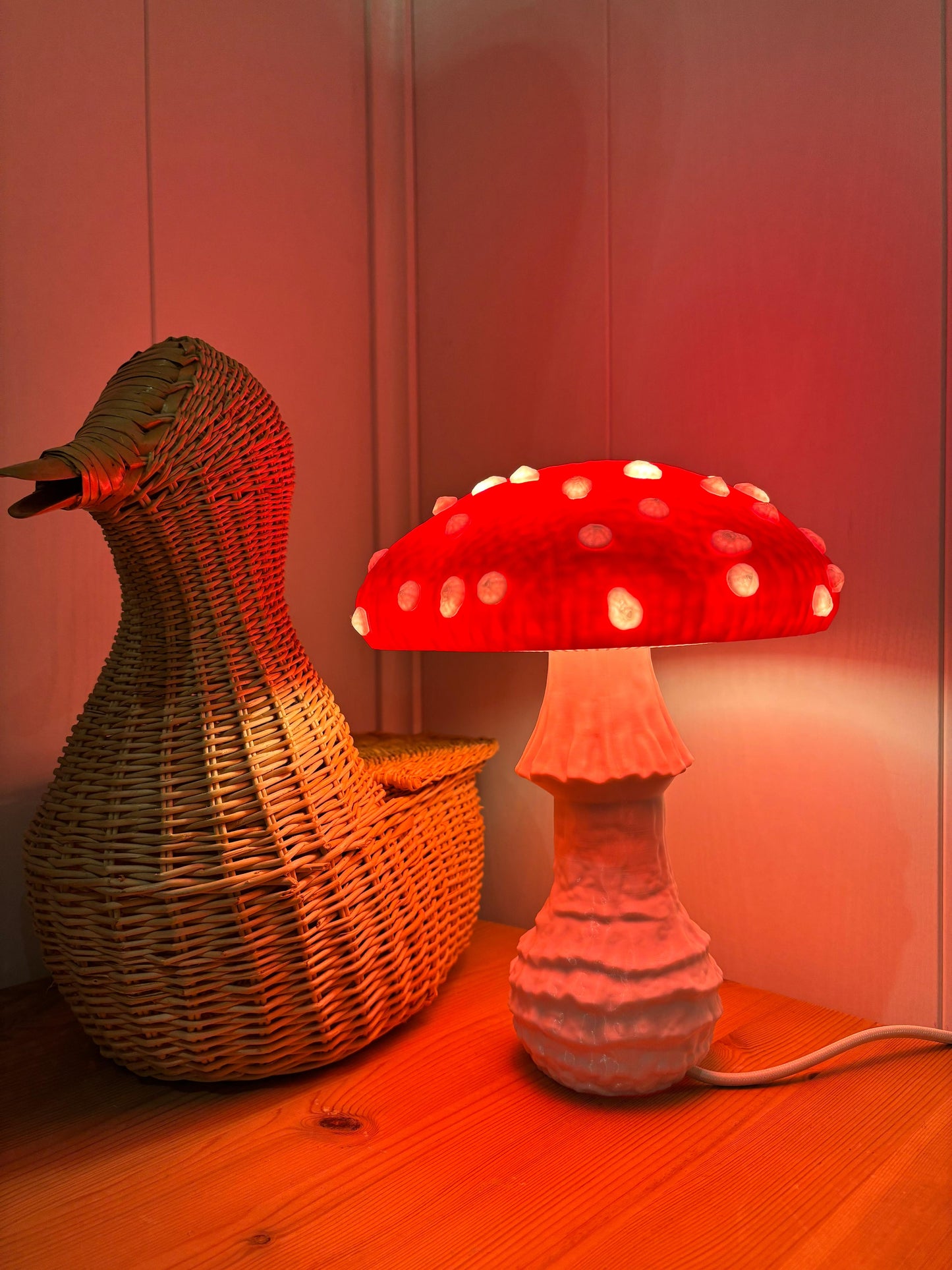 Gemütliche rote Pilzlampe mit LED Licht als Nachtlicht im Schlafzimmer