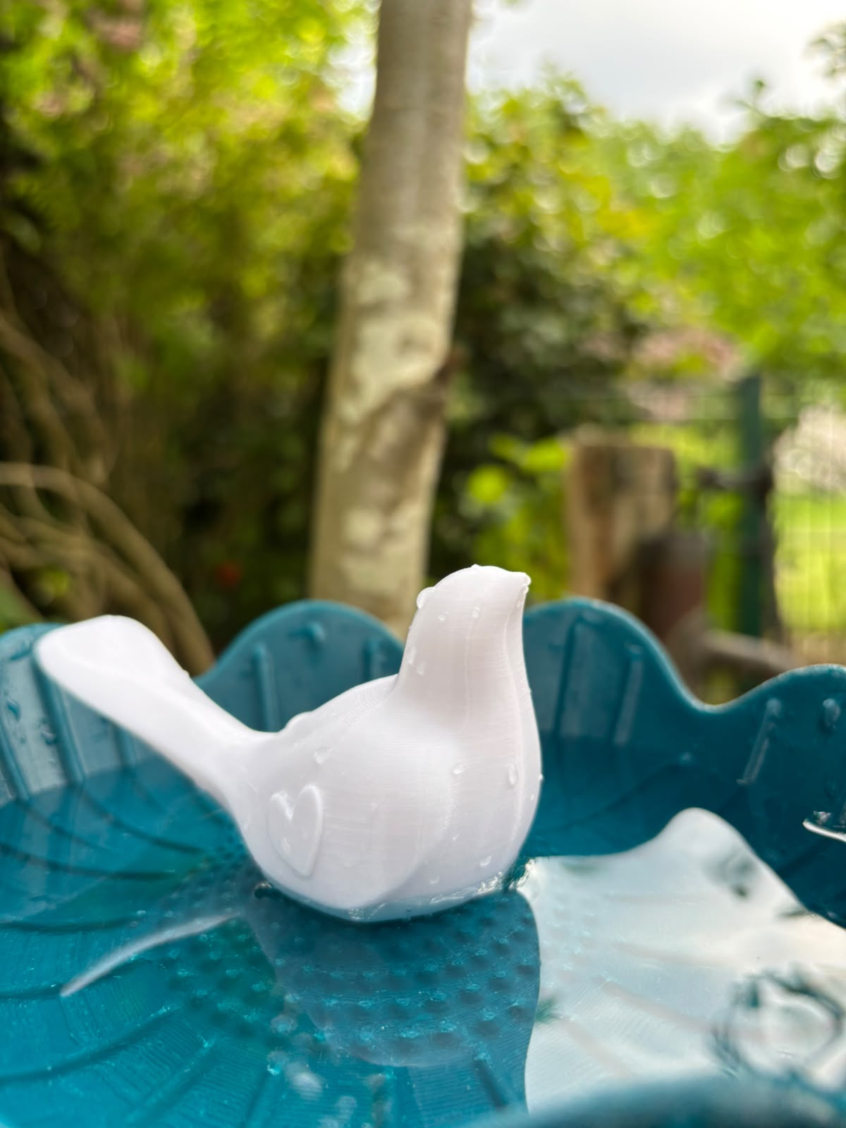 Vogeltränke Blütenzauber als Gartenaccessoire mit Vogelfigur