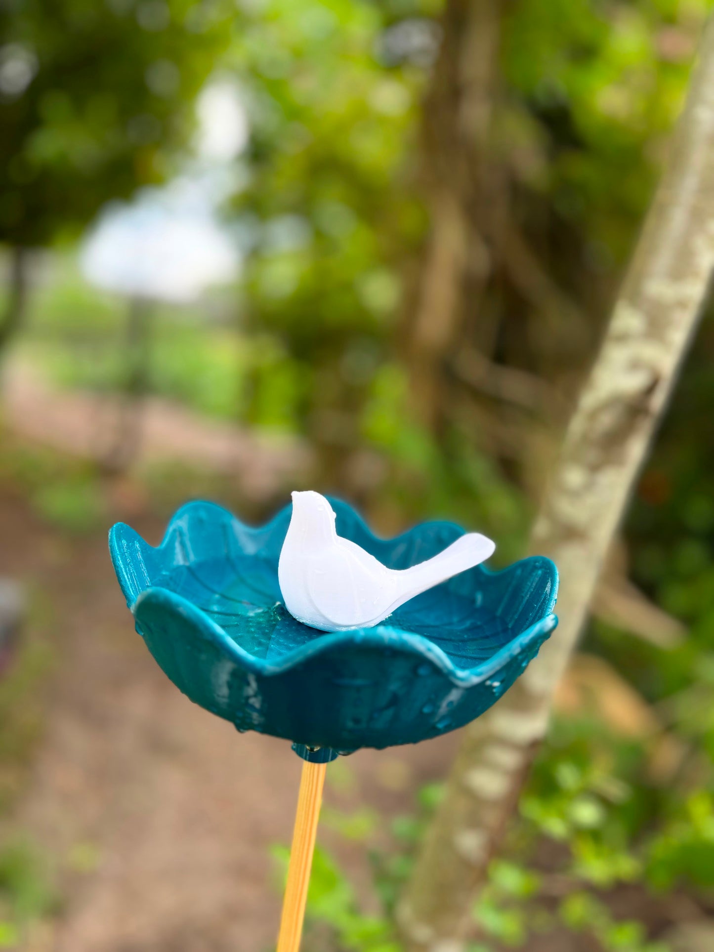Wetterfeste Vogeltränke Blütenzauber mit Vogel-Detail für den Garten