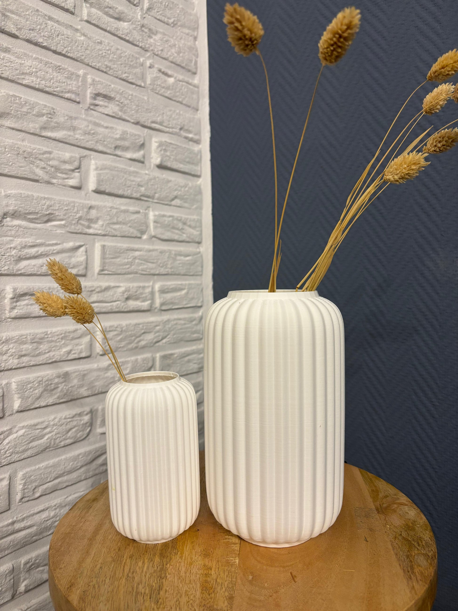 Moderne Trockenblumen-Vase mit gerippter Oberfläche von BenDeSei