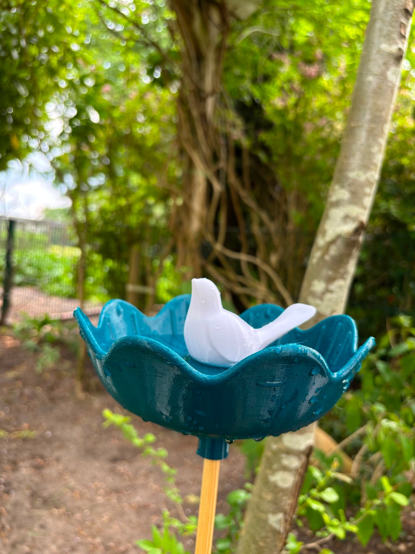 Vogelbad Blütenzauber mit dekorativem Vogel-Detail