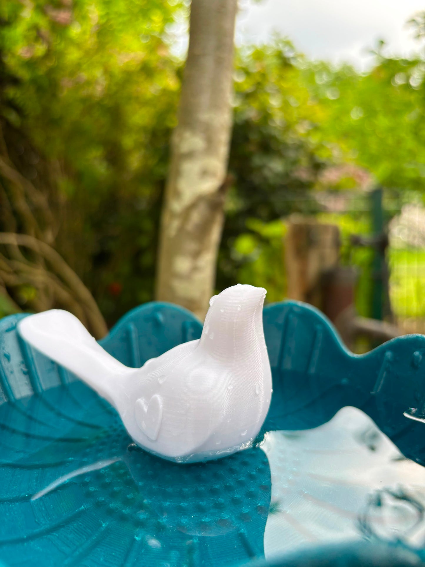 Vogeltränke Blütenzauber im Detail mit floralem Design