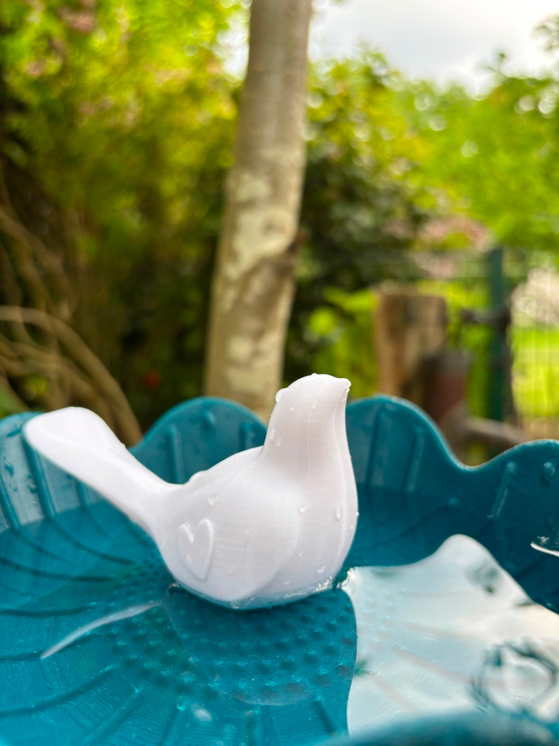 Vogeltränke Blütenzauber im Detail mit floralem Design